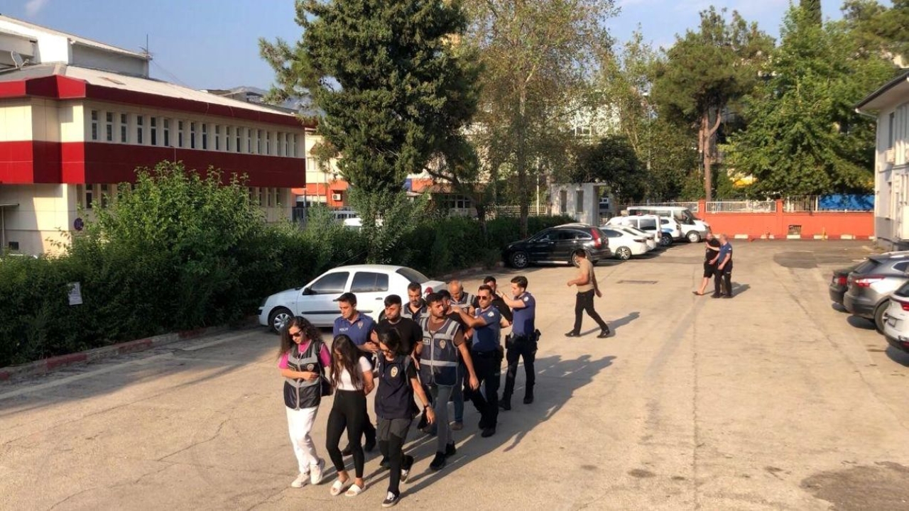 Adana'da bir kafeye silahlı saldırı düzenlendi, saldırganlar yakalandı