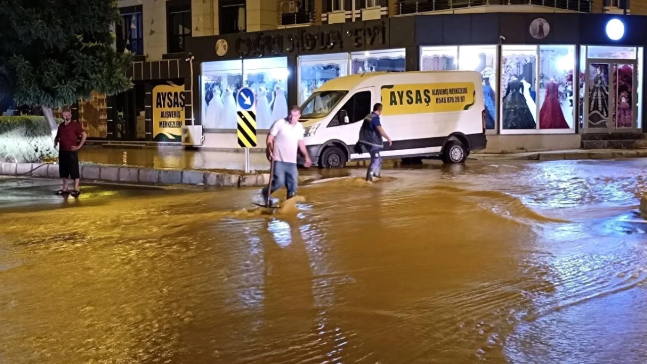 Menemen'de Ana Boru Patlaması Sonucu 2 Mahalle Su Baskınına Uğradı