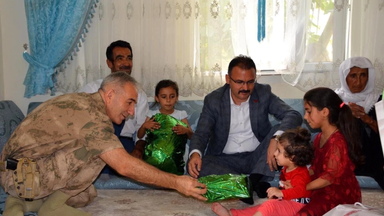 Hakkari Şemdinli'de Şehit Olan Güvenlik Korucusunun Ailesi Ziyaret Edildi