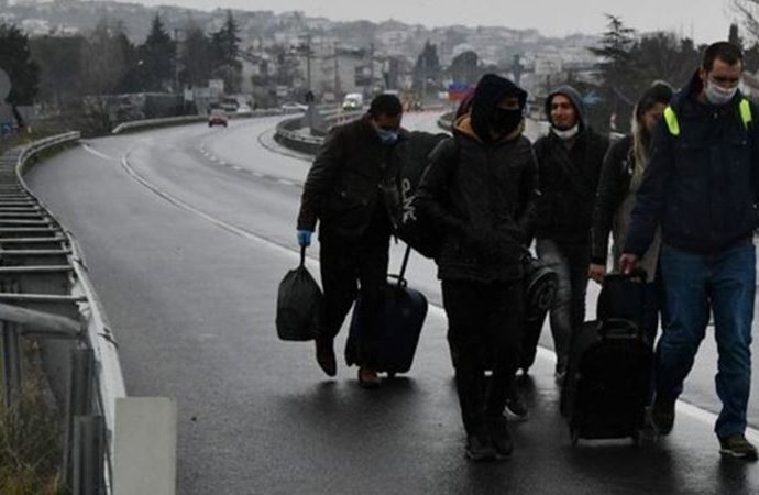Araçların geçişine izin verilmedi! Şehre yürüyerek girdiler