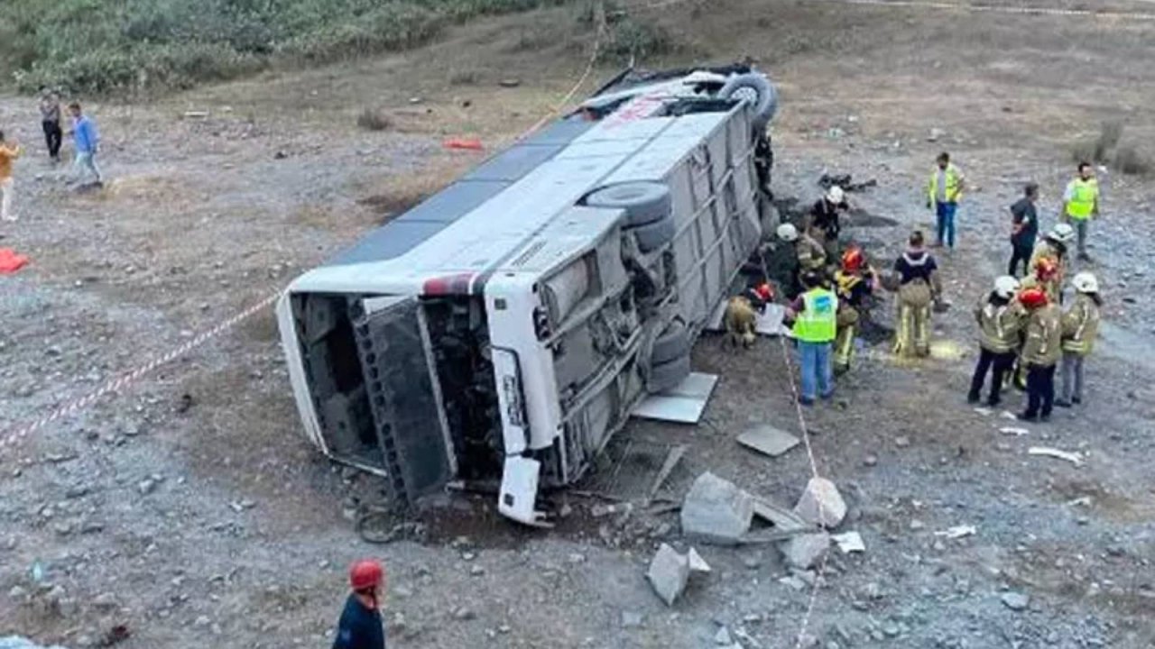 Kemerburgaz'da otobüs, 6 metre yüksekten düştü: 29 kişi yaralandı