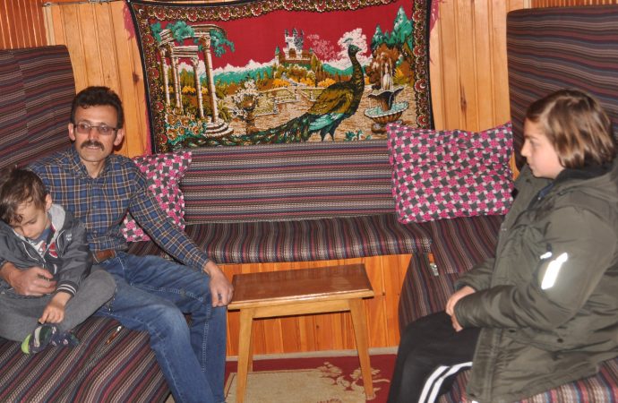 TIR şoförü virüsten korunmak için kamyonu eve dönüştürdü