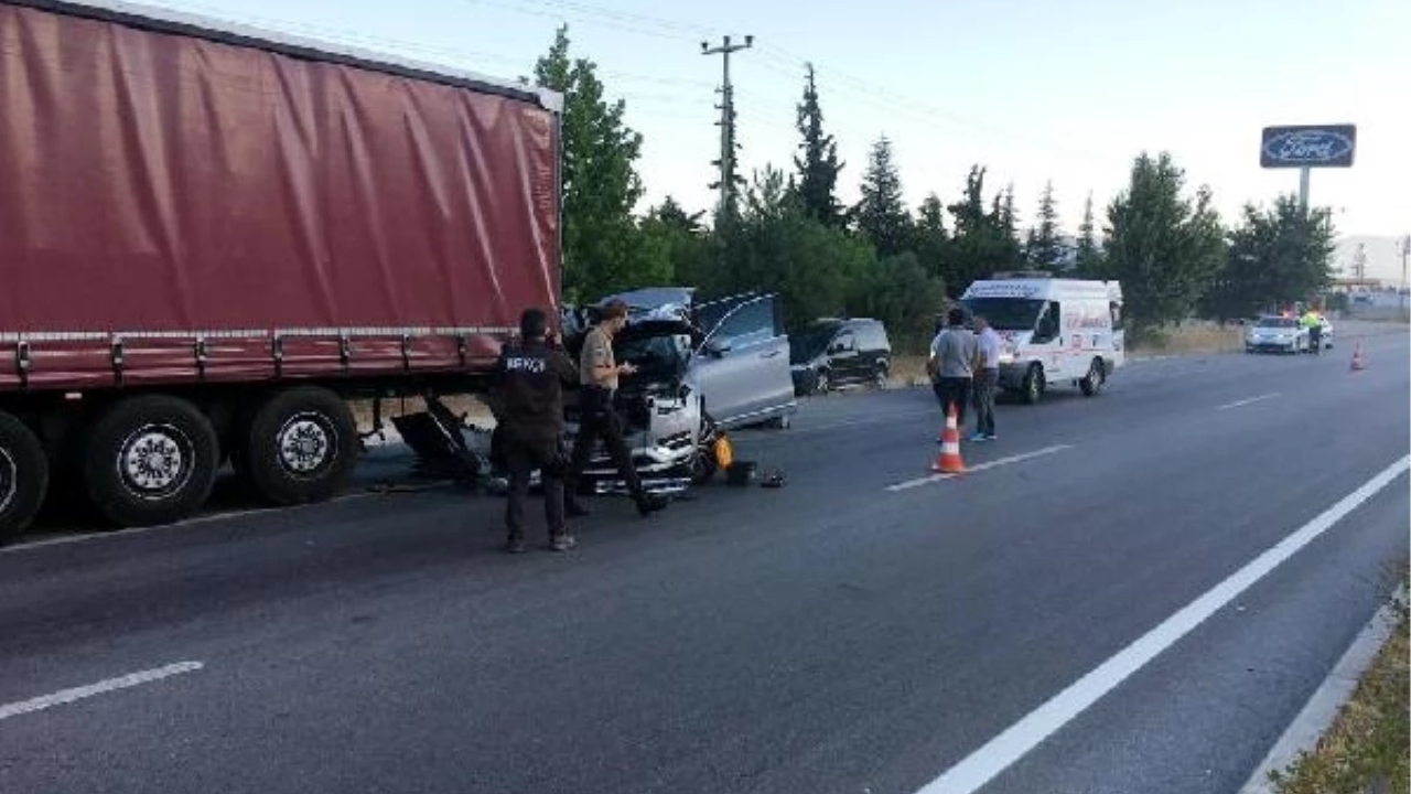 Şarkıcı Tan Taşçı ve 2 kişi TIR kazasında yaralandı