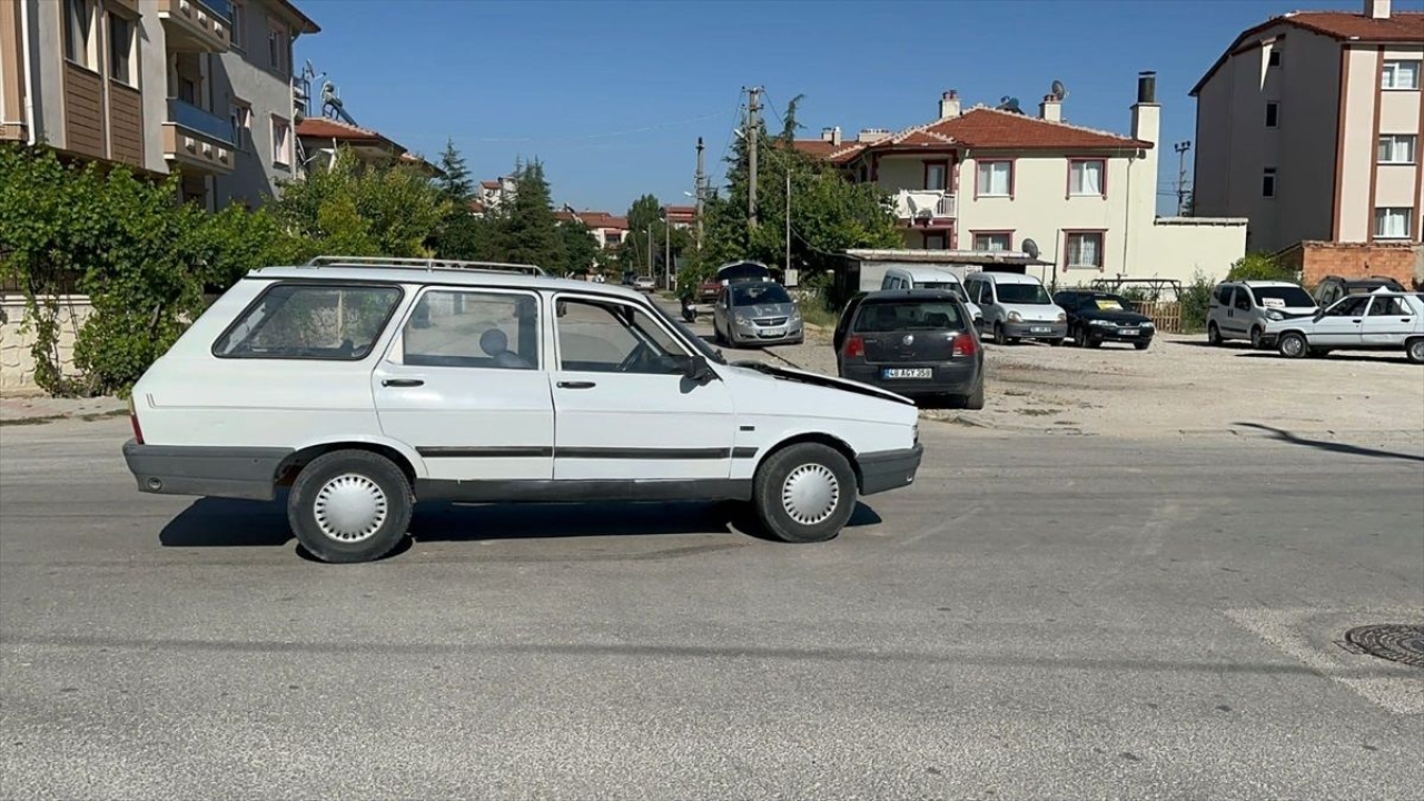 Bolvadin'de Otomobil Çarpışması: 3 Yaralı
