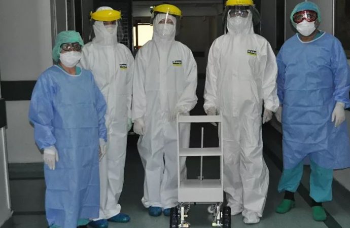 İstanbul Tıp Fakültesi Hastanesi’nde hastalara yemek ve ilaç servisi artık robotla