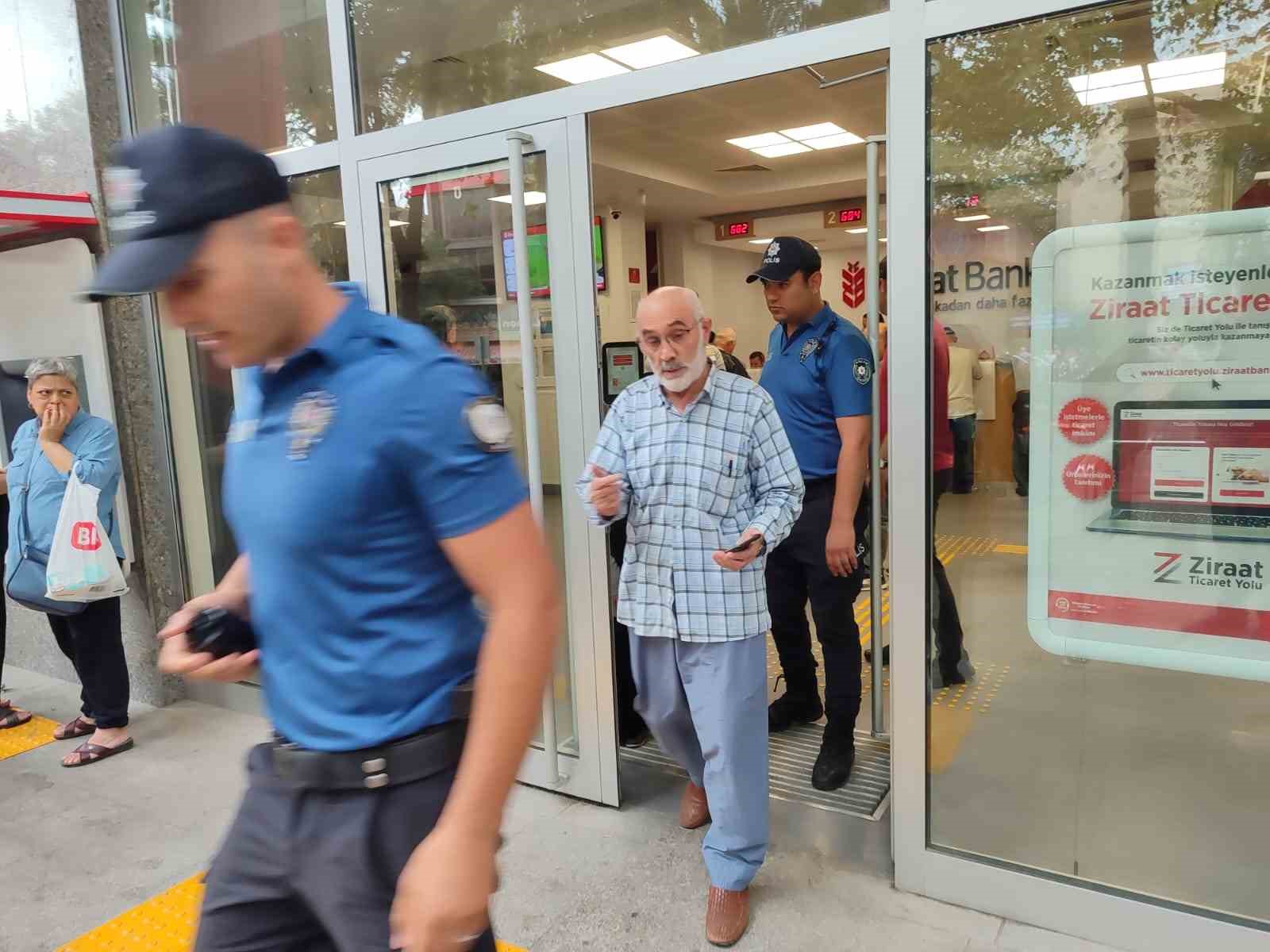 Bankacının dikkatiyle dolandırılmaktan son anda kurtarıldı: Panikle bankaya gelip dolandırıcılara para gönderm