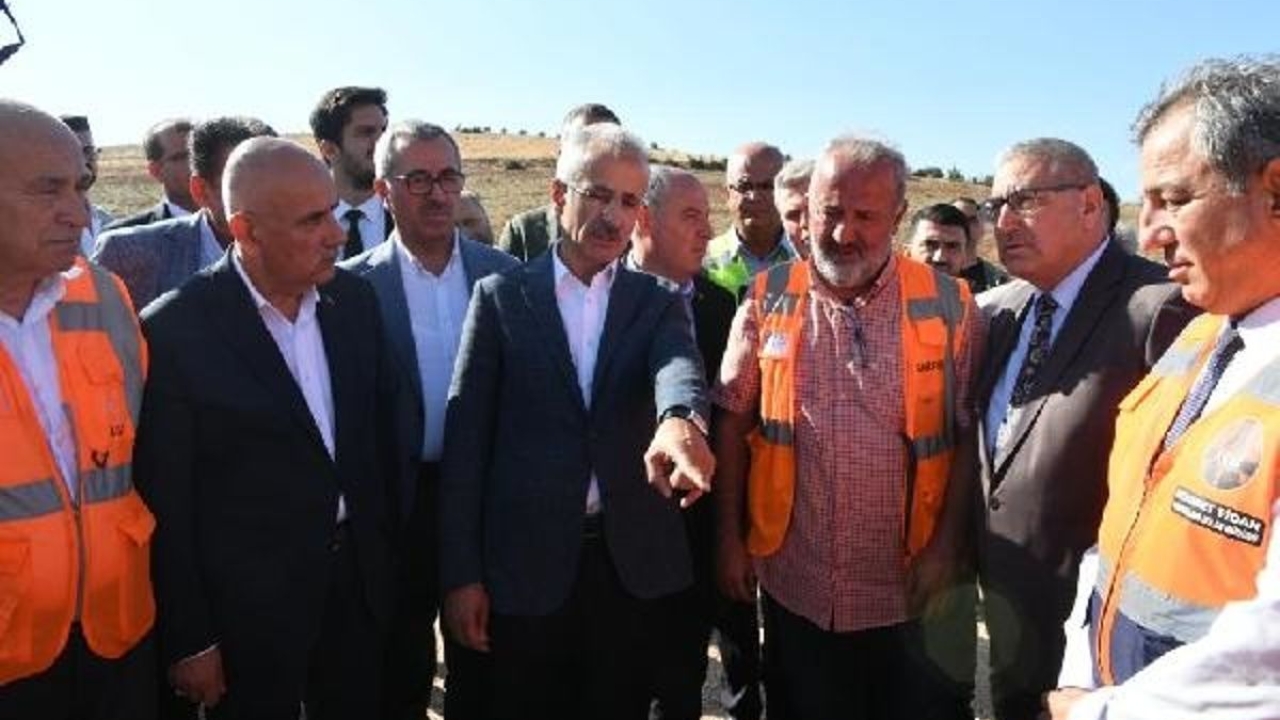 Ulaştırma Bakanı Pazarcık çevre yolu şantiyesinde incelemelerde bulundu