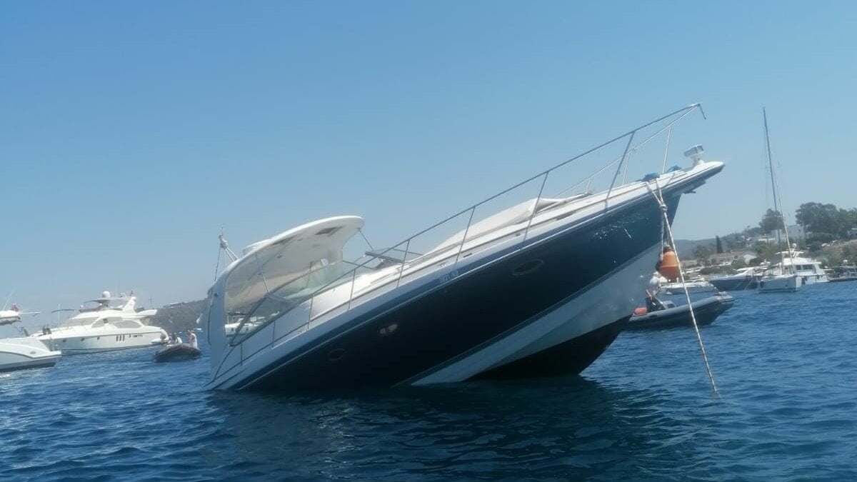 Bodrum'da 11 metrelik motoryat battı