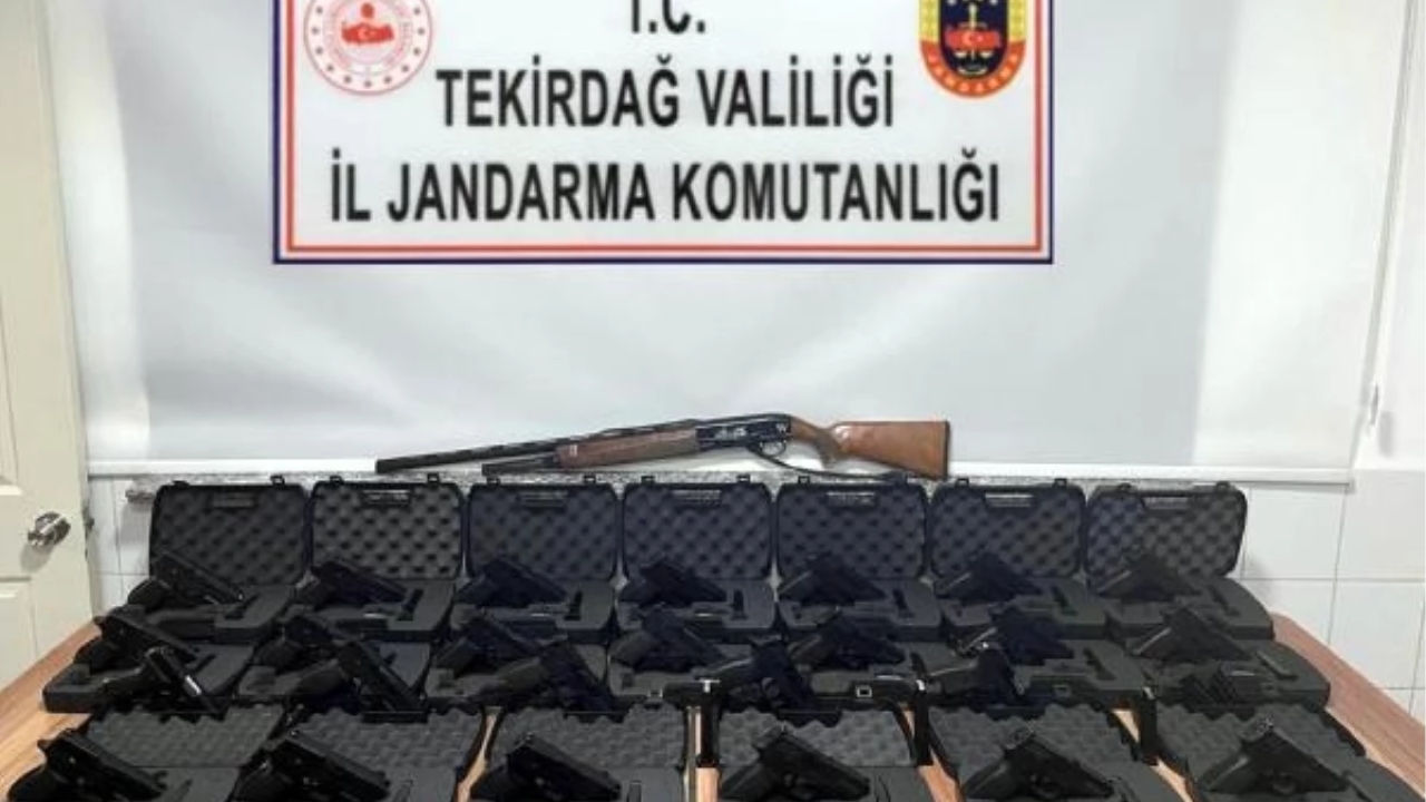 Tekirdağ'da ruhsatsız silah operasyonu: 25 tabanca ve 1 tüfek ele geçirildi