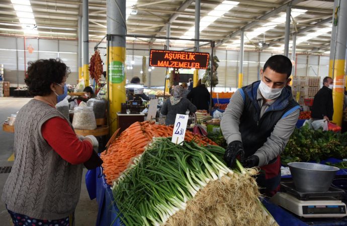 İzmirli yasağın ardından market ve pazar yerlerine koştu