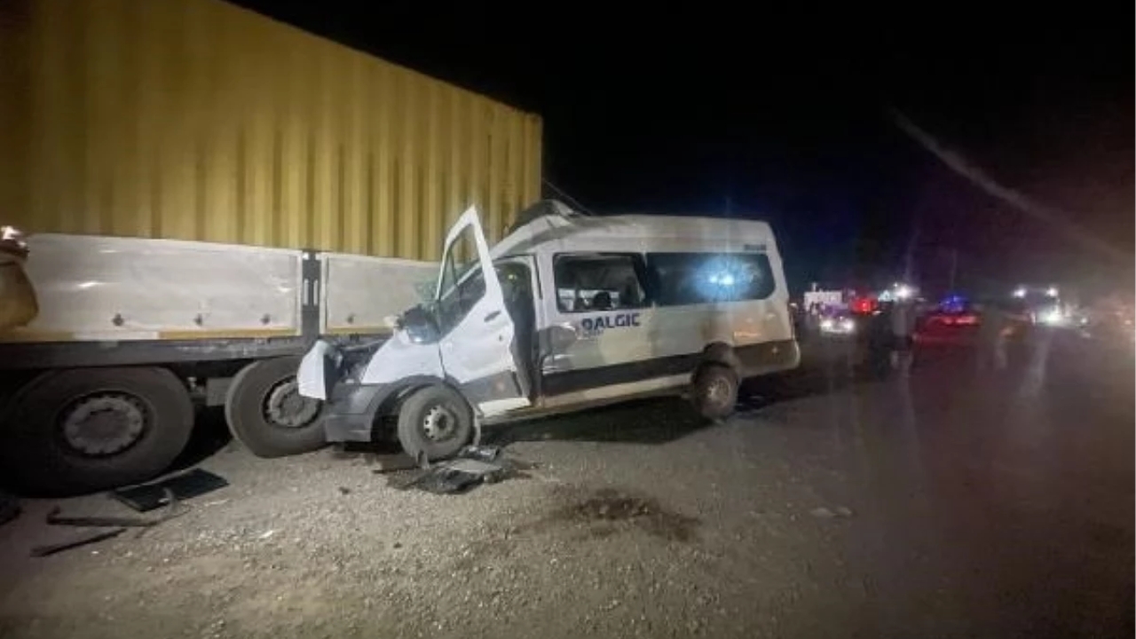 Gaziantep'te servis aracı TIR'a çarptı: 1 ölü, 7 yaralı