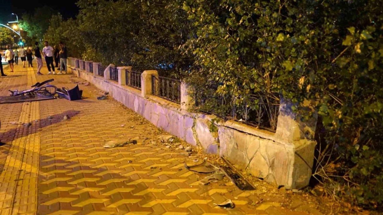 Kastamonu'da Otomobil Bisikletlilere Çarptı: 2 Yaralı