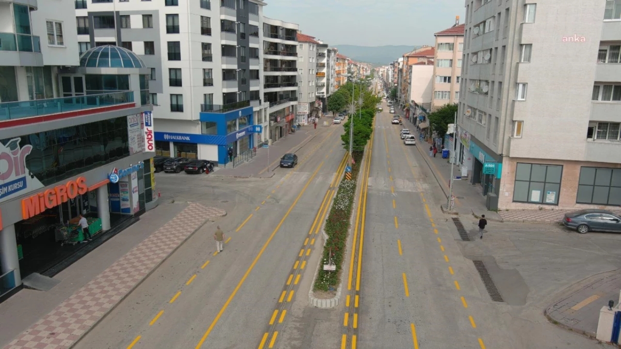 Bozüyük Belediyesi, Raylı Sistem Nostaljik Tramvay Projesi Kapsamında Yol Çizgilerini Yeniledi