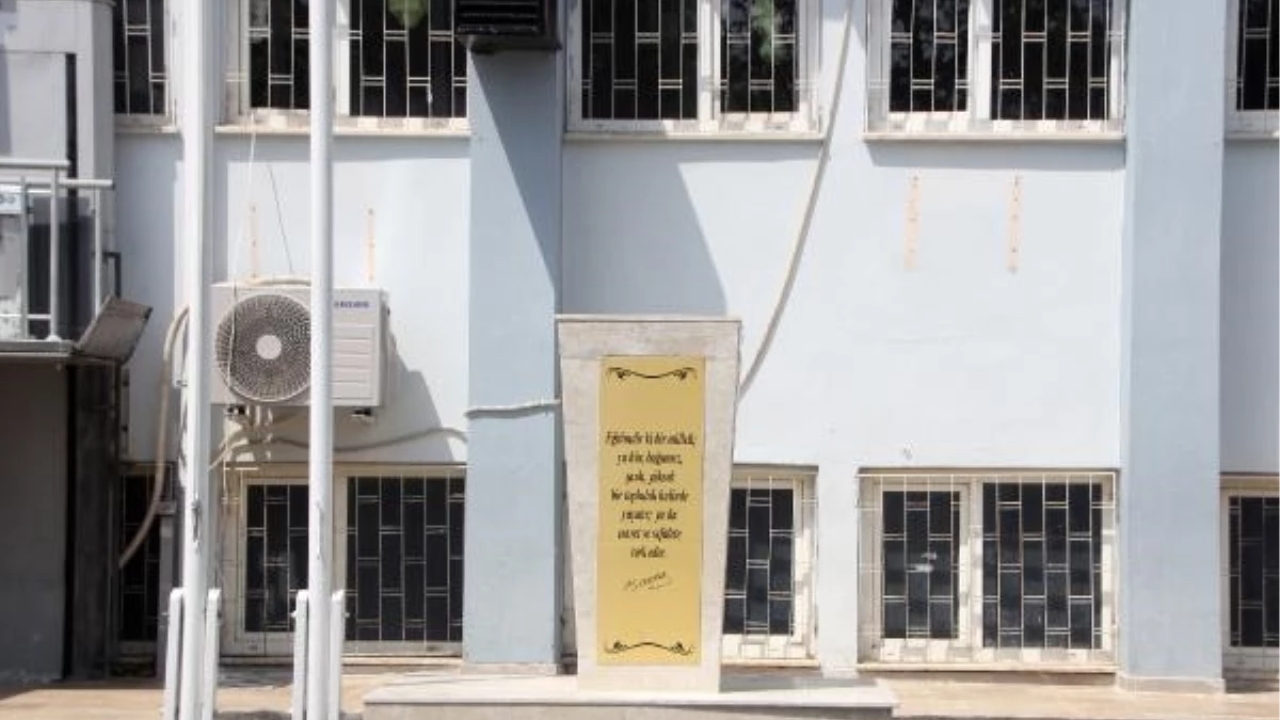 Serik'te Atatürk Büstüne Saldırı