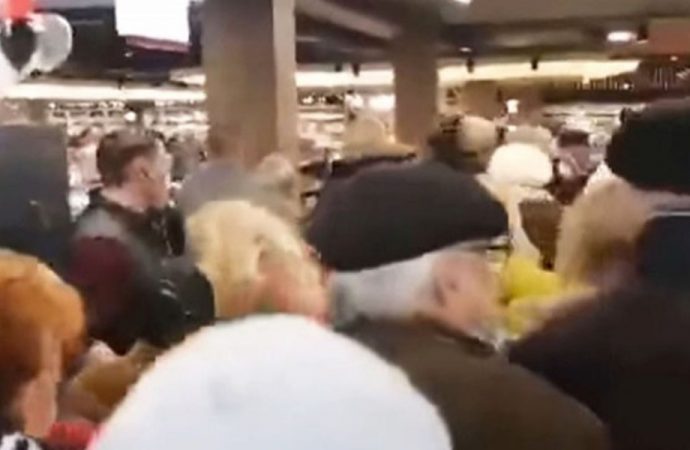 Market açılışındaki izdiham görüntüleri infial yarattı