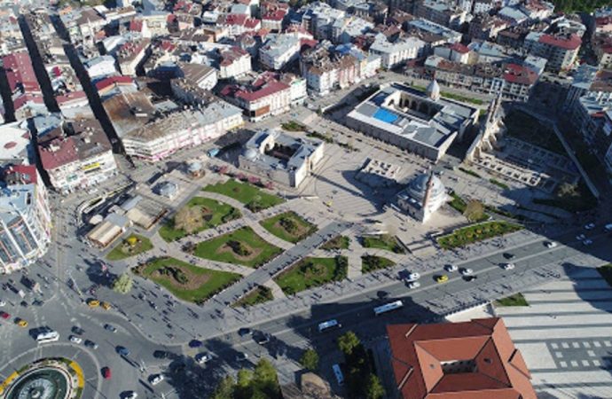 Tarihi meydana camii yapıyoruz diye alışveriş merkezi dikecekler