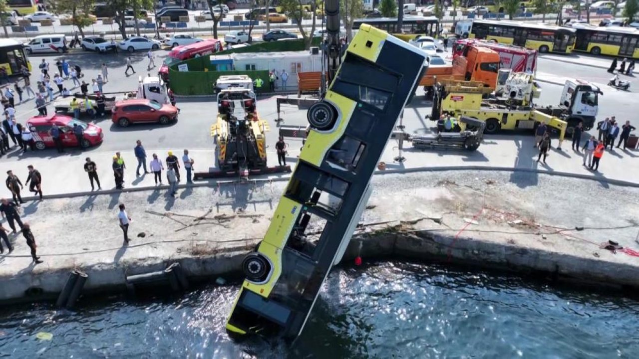 Eminönü'nde denize düşen İETT otobüsü çıkarıldı: Şoför hakkında soruşturma başlattı