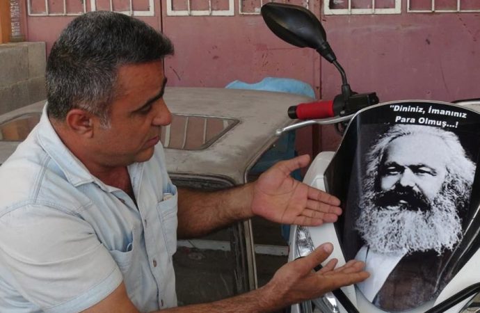 Motosikletine Marks fotoğrafı yapıştıran oğluna verdiği tepki ilgi çekti