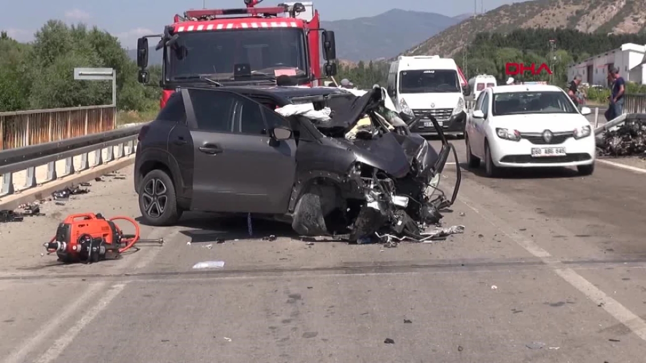 Tokat'ta Otomobil Çelik Bariyerlere Çarptı: 1 Ölü, 1 Ağır Yaralı
