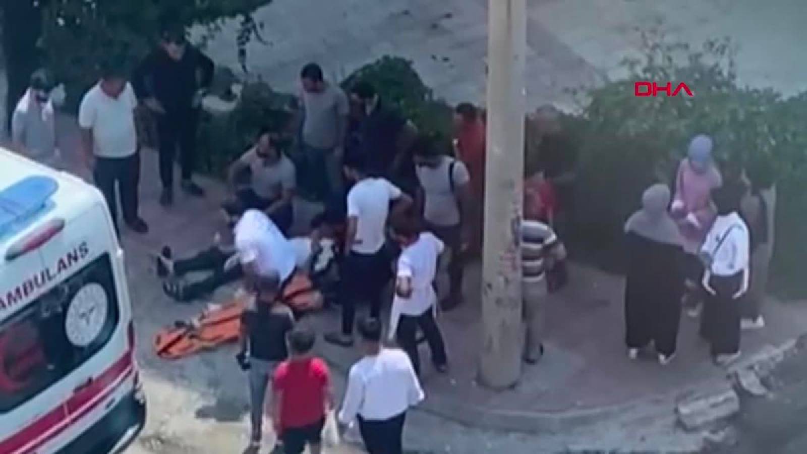 Silahını kemerine takmaya çalışırken cinsel organını vurdu