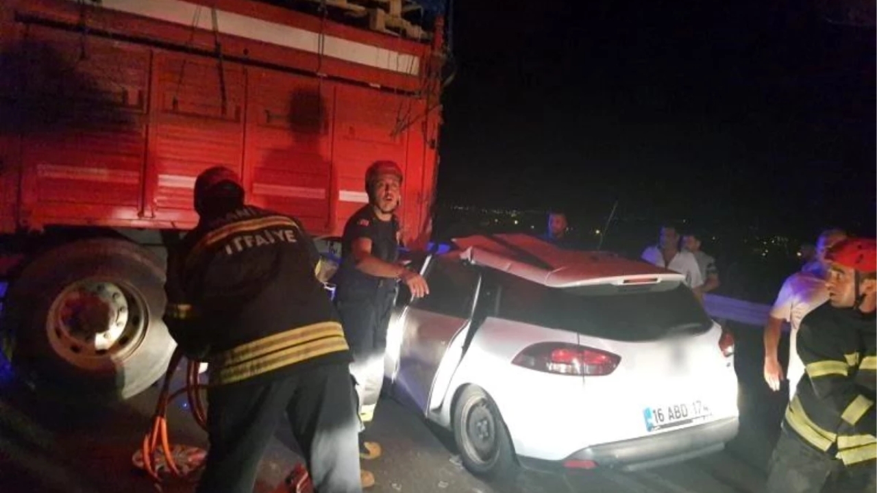 Manisa'da Kamyon ve Otomobil Çarpışması: 1 Ölü, 3 Yaralı