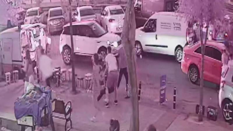 İSTANBUL'DA ASAYİŞ BİLDİĞİNİZ GİBİ Kaza tutanağı için fotoğraf çekmek isteyen sürücüye 14 kurşun