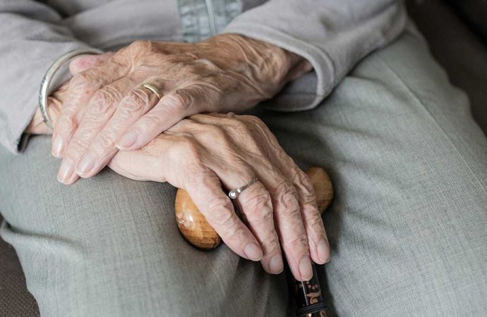 İki büyük savaş ve salgın atlatan 103 yaşındaki kadın koronavirüsü de yendi