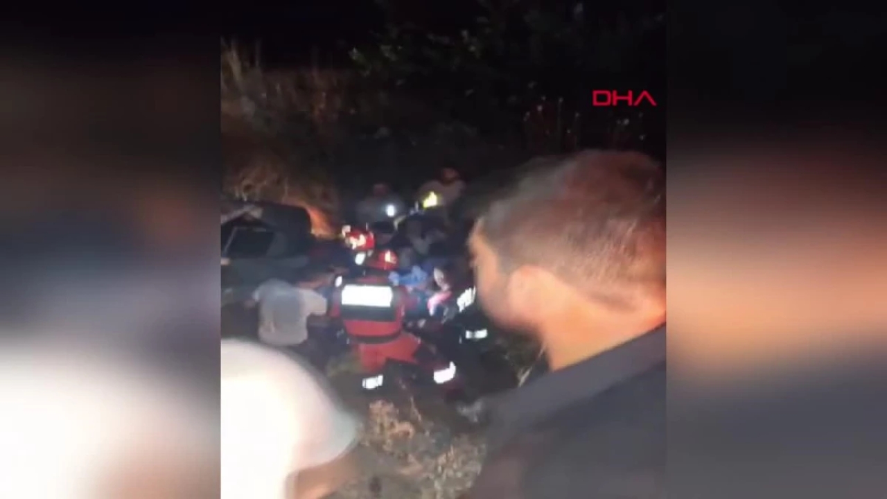 Milas'ta karşı şeride geçen otomobil, kamyonet ve otomobile çarptı; 2 ölü, 7 yaralı