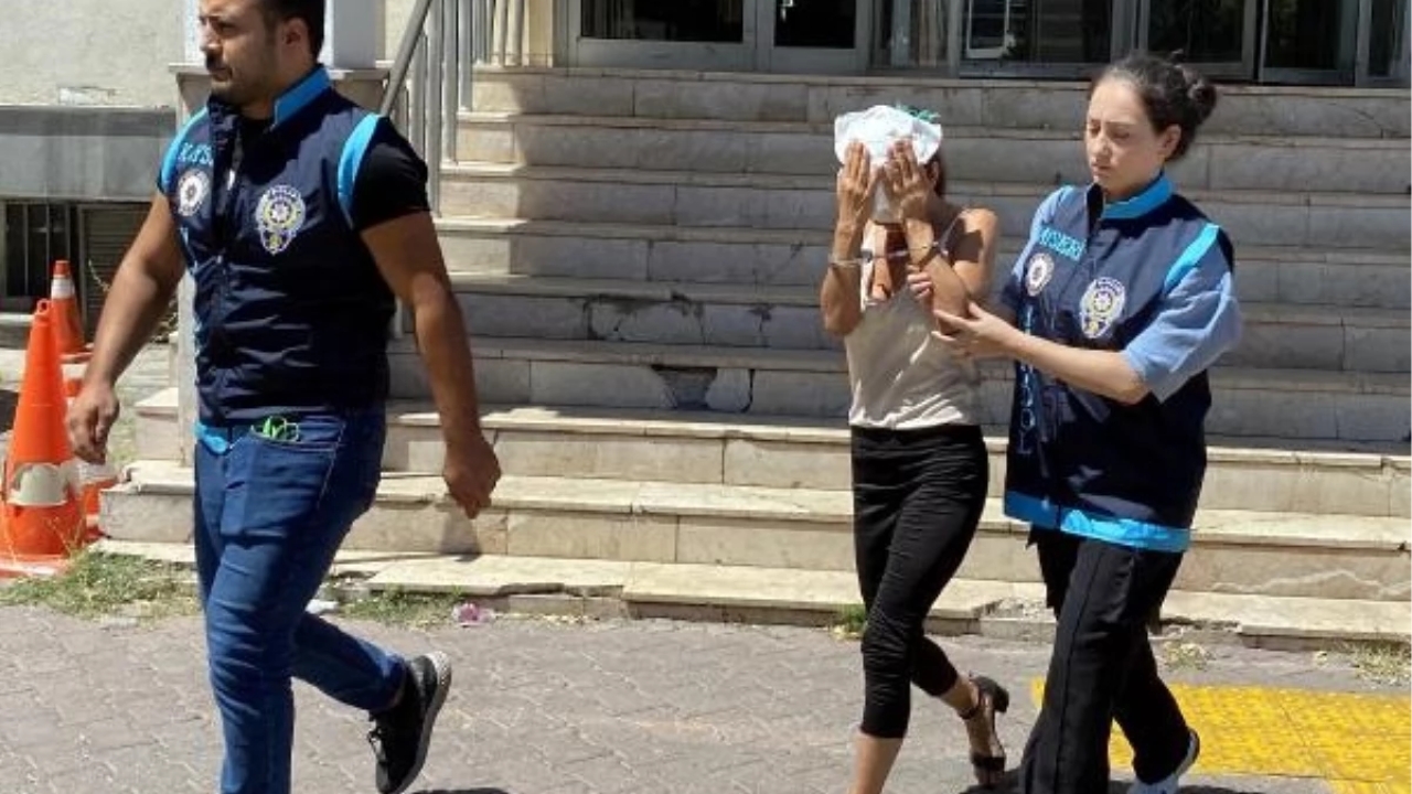 Sahte altın zincir bozdurup, kuyumcuları dolandıran kadın suçüstü yakalandı