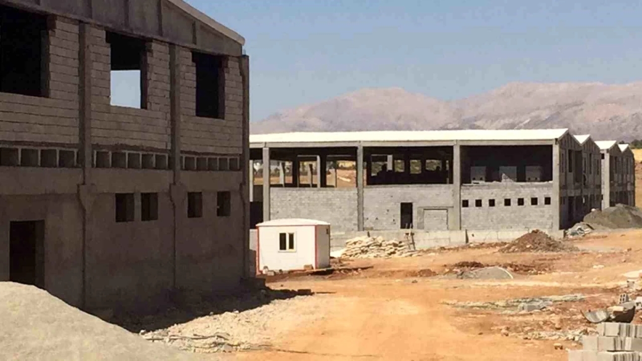 Adıyaman Belediyesi'nin 'Çalışan ve Üreten Gençler Programı' kapsamında inşa edilen 'Ayakkabı Kent' projesi de