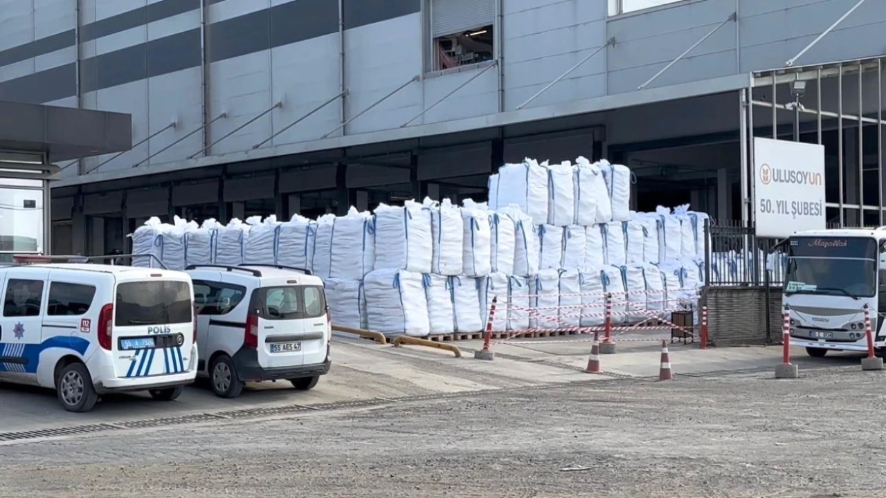Samsun'da Ulusoy Un'un 50. Yıl Şubesinde Un Çuvalları İşçilerin Üzerine Düştü, 3 İşçi Yaralandı