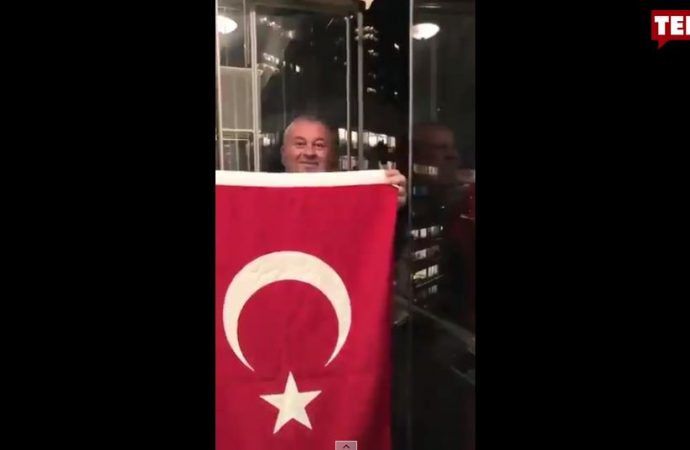 Paylaşımını sildi! Ülkücü vekil Enginyurt'un İstiklal Marşı ile imtihanı sosyal medyanın diline düştü!