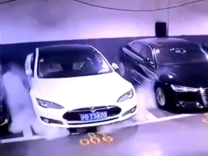 Tesla Model S otopark ’ta patladı