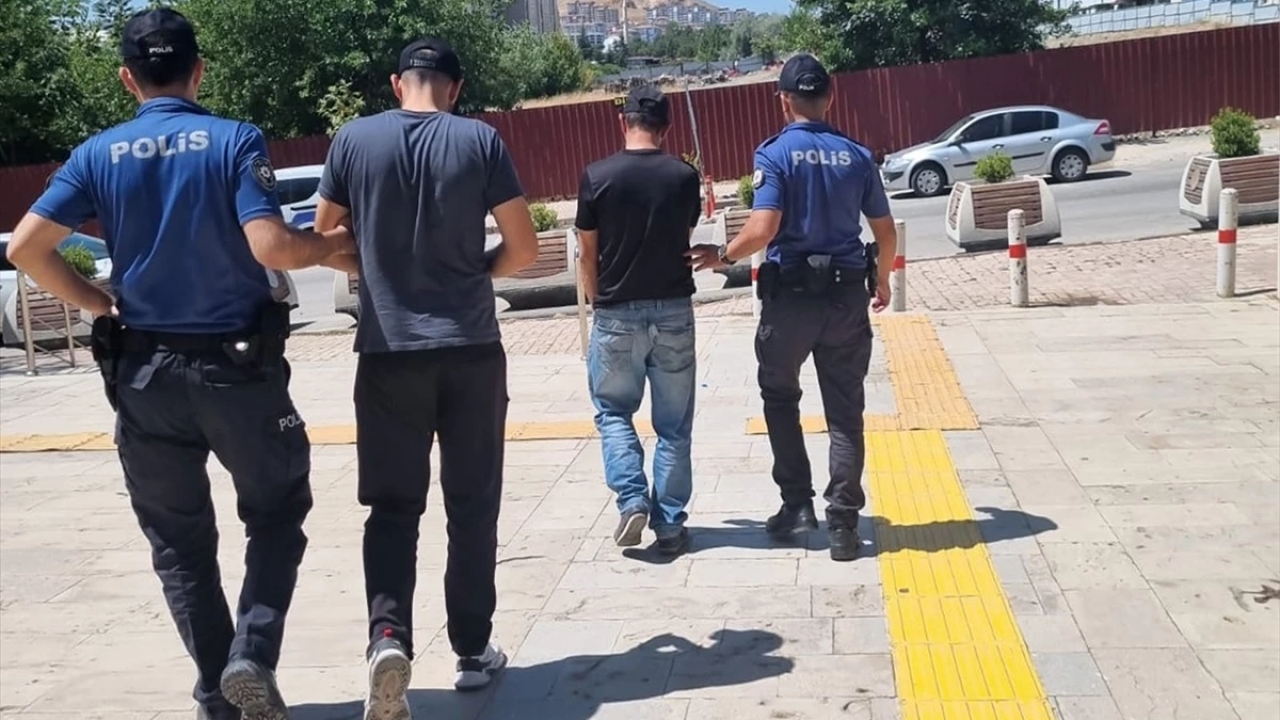 Elazığ'da Hırsızlık Yapan 2 Zanlı Tutuklandı