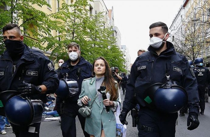 Almanya’da koronavirüs kısıtlamaları protesto edildi
