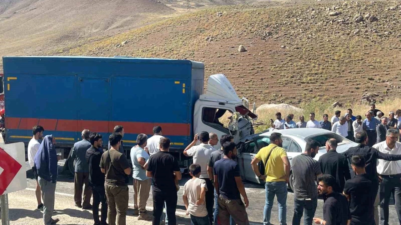 Hakkari Yüksekova'da Otomobil ve Kamyonet Çarpışması: 2 Ölü, 2 Yaralı