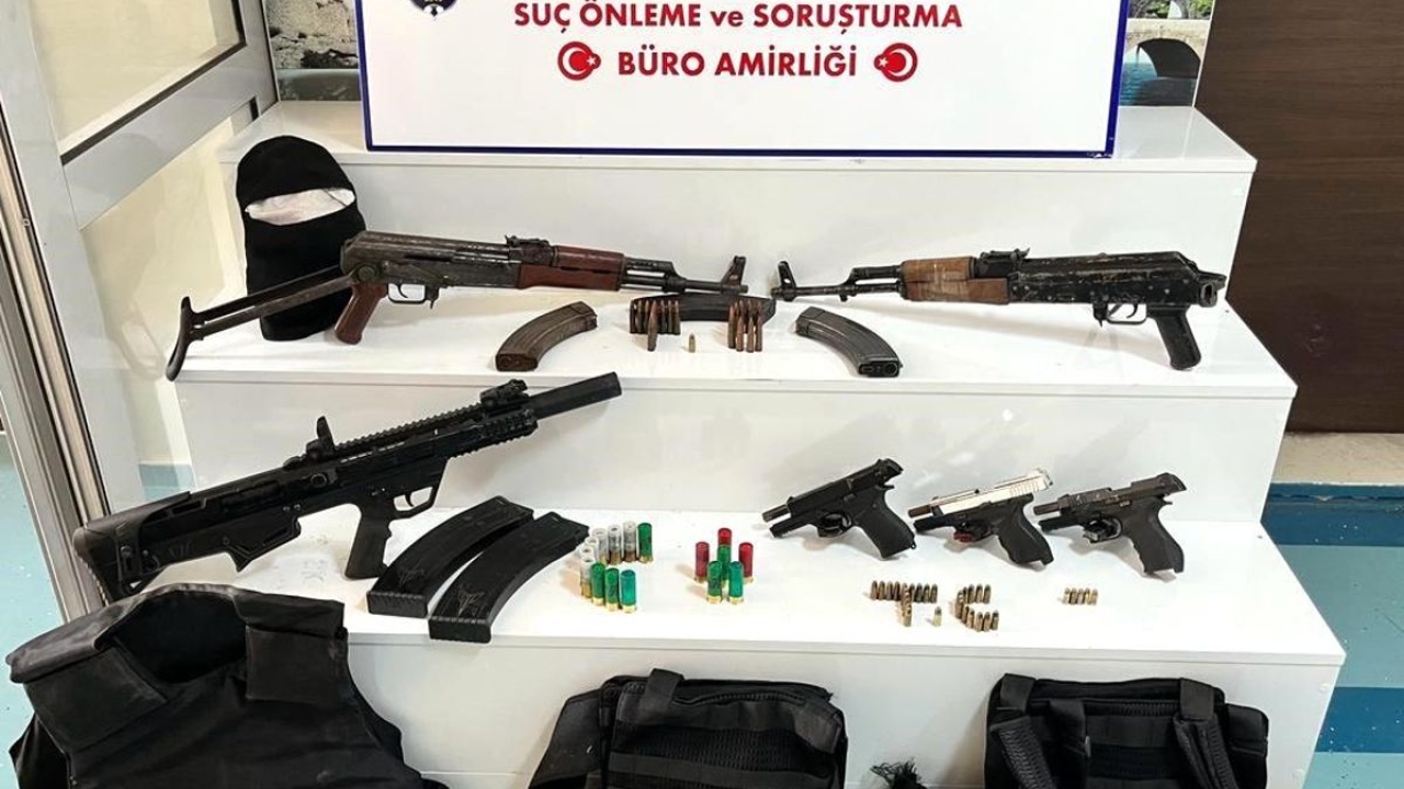 Adana'da yapılan operasyonda çok sayıda silah ele geçirildi, 6 şüpheli gözaltına alındı