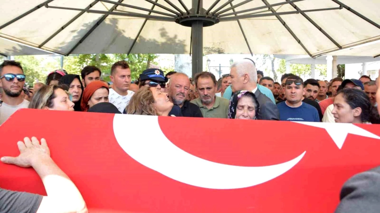 Edirne'de trafik kazasında hayatını kaybeden genç polis memuru Melike Dilek son yolculuğuna uğurlandı