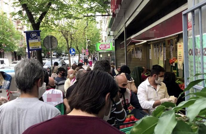 Sosyal mesafe hiçe sayıldı! Markete akın ettiler!
