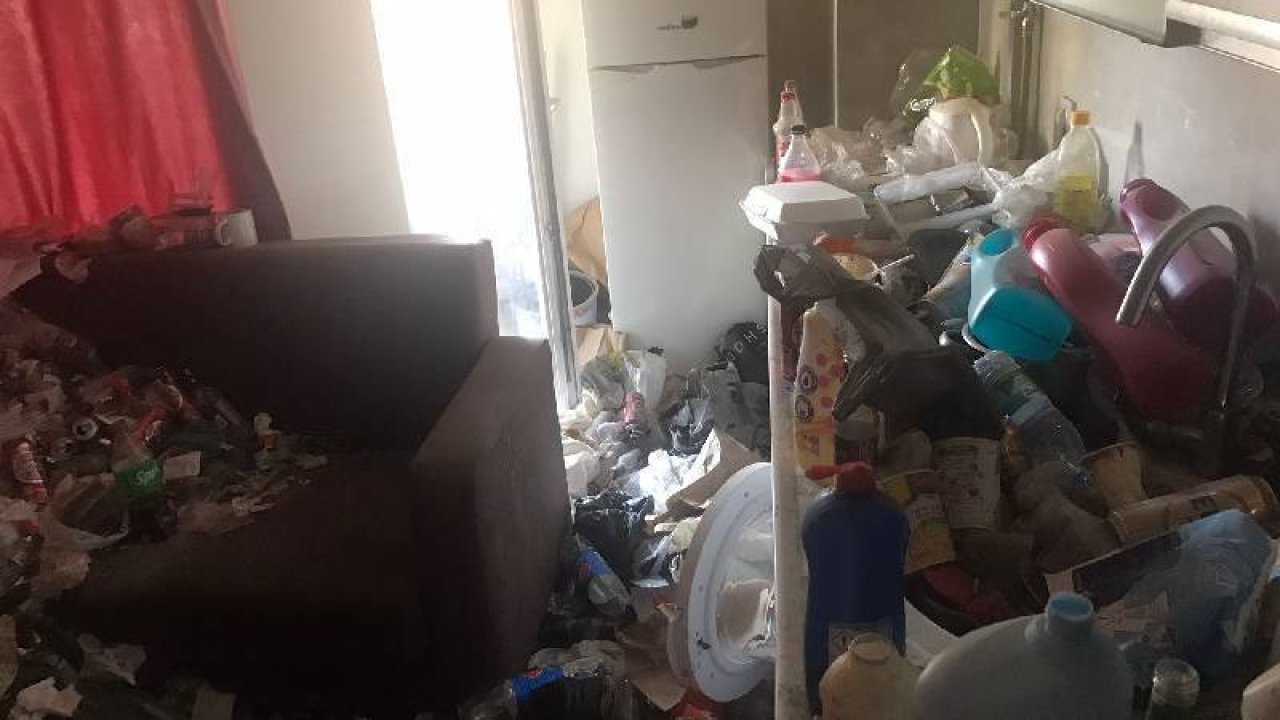 Kayseri'de kiracının terk ettiği evden kilolarca çöp çıktı