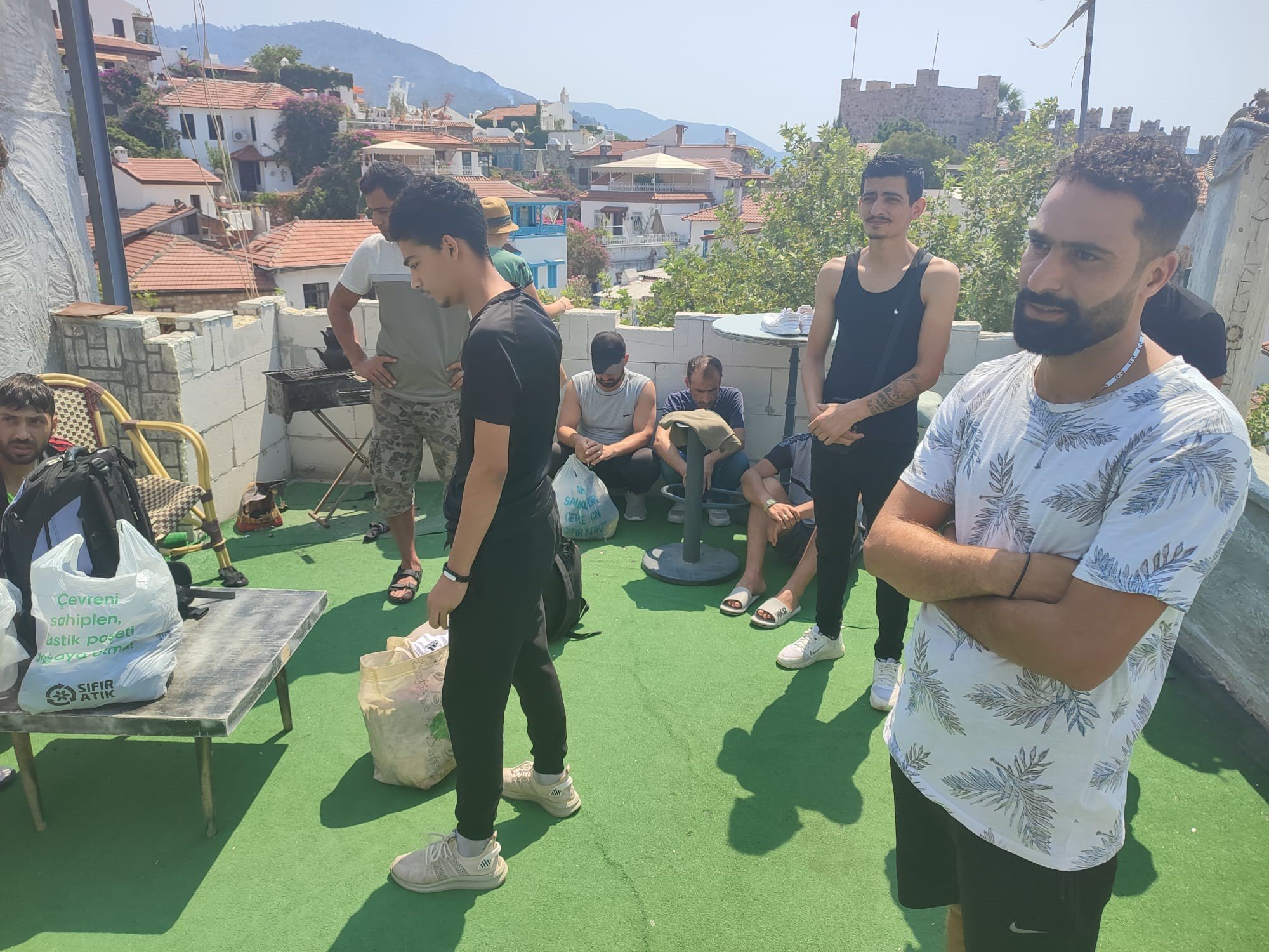 Kapalı otelden 16 düzensiz göçmen çıktı İŞLETMECİ TUTUKLANDI