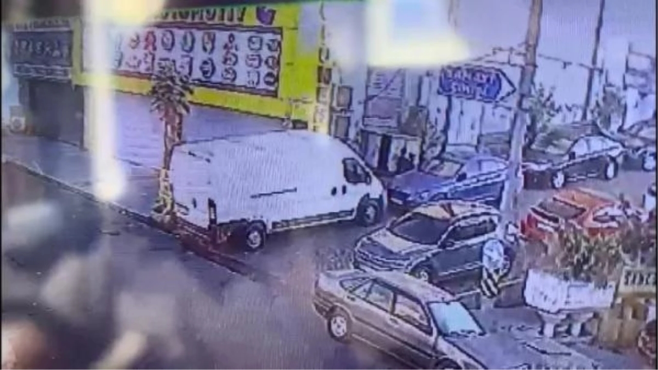 Sultangazi'de Hırsızlar Lüks Otomobillerin Hayalet Ekranını Çaldı