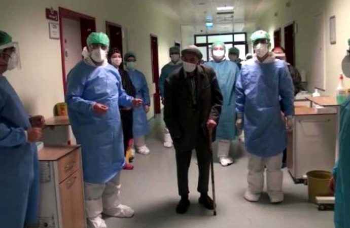 101 yaşında koronavirüsü yendi alkışlarla taburcu oldu