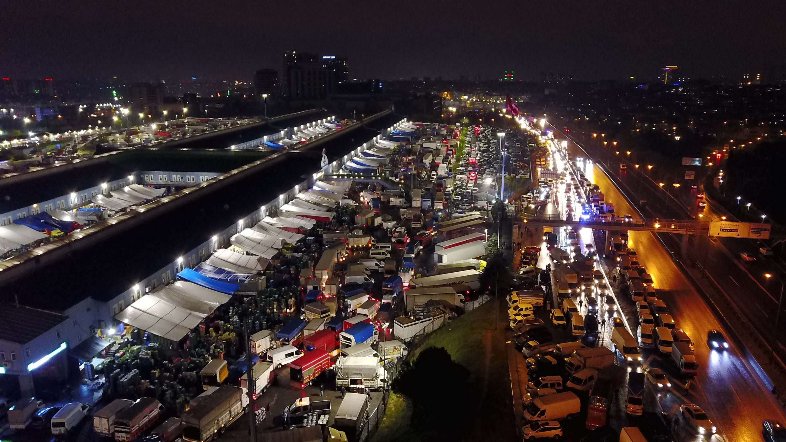 Bayrampaşa Sebze ve Meyve Hali'ndeki gece yarısı yoğunluğu havadan görüntülendi