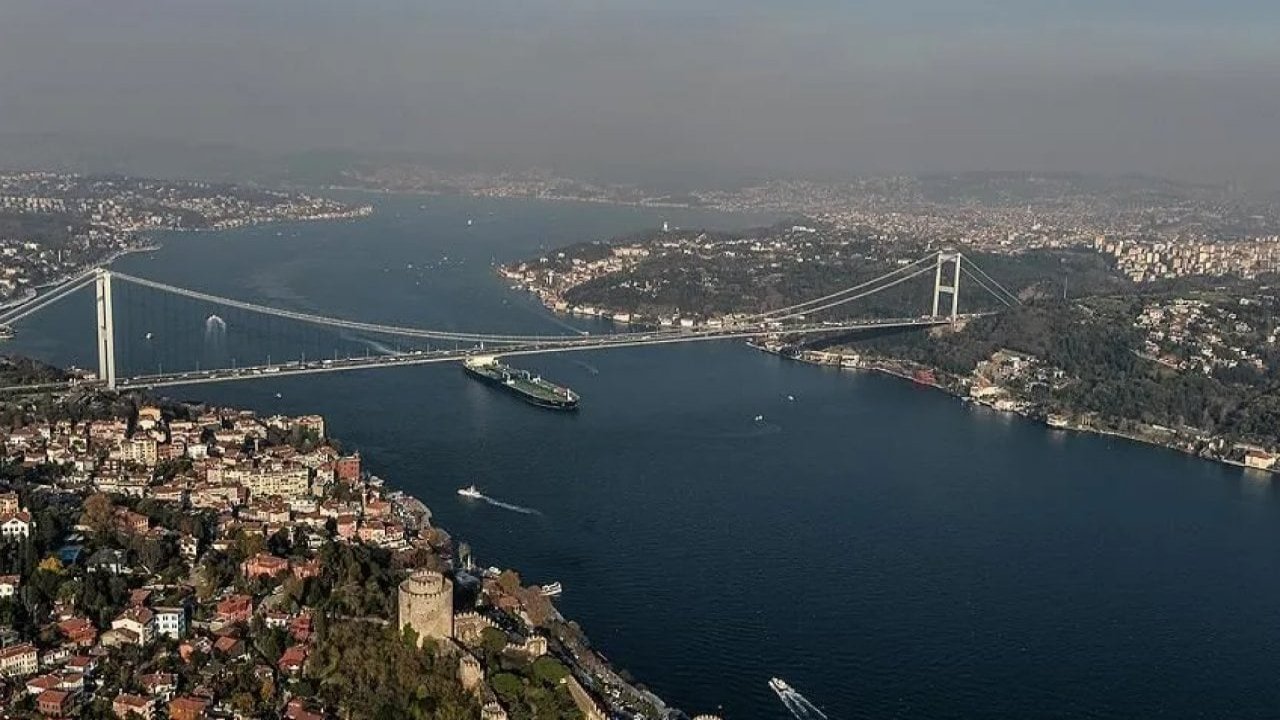 İstanbul Boğazı’nda gemi trafiği çift yönlü durduruldu