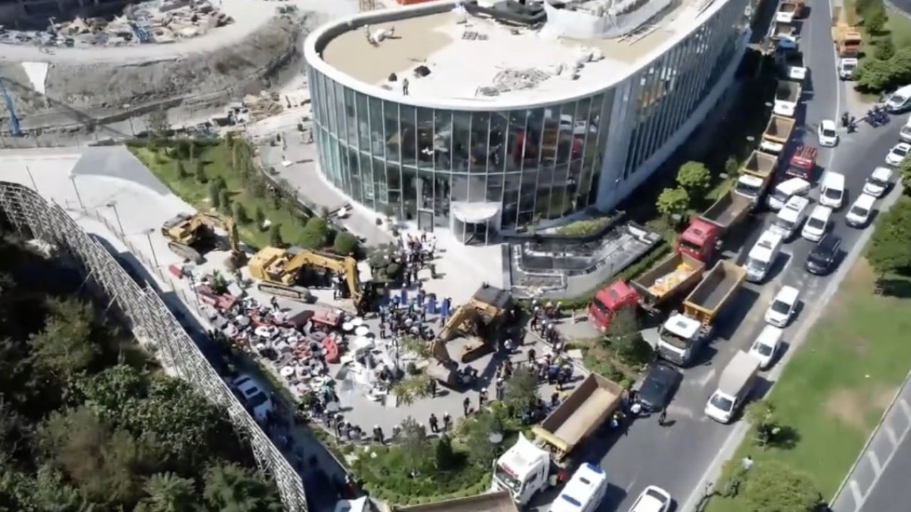 Zeytinburnu'nda İBB'nin kaçak yapının yıkım işleminde gerginlik