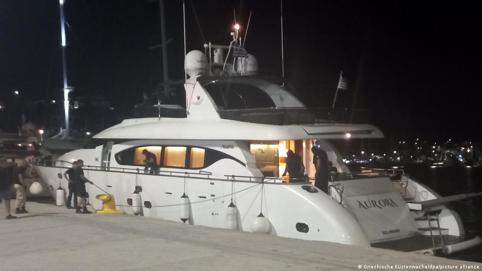 51 göçmen lüks yatla Mikonos'a götürüldü