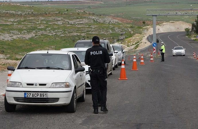 Sokağa çıkma kısıtlamasına uymayanlara ceza yağdı.