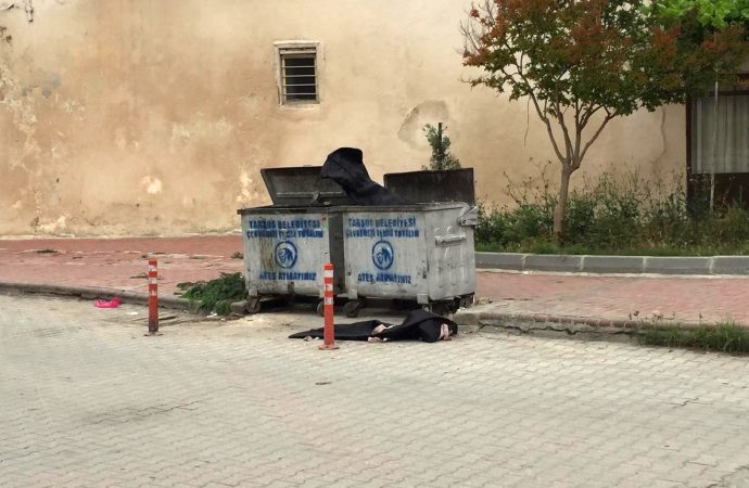 Çöp konteynırındaki ceset torbaları çevrede korku yarattı.