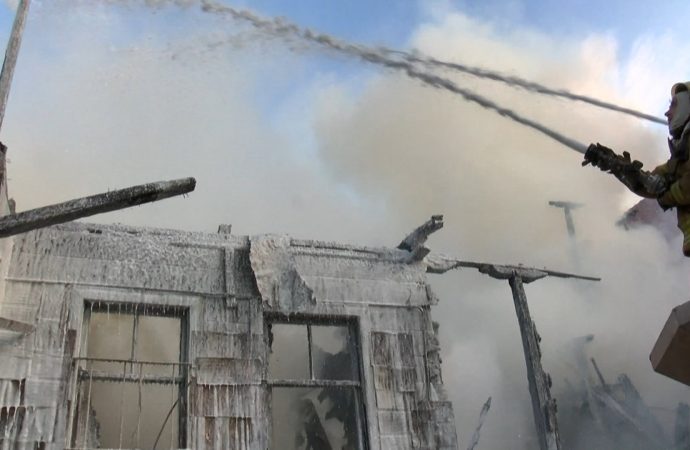 Fatih’te iki ahşap binada yangın çıktı.